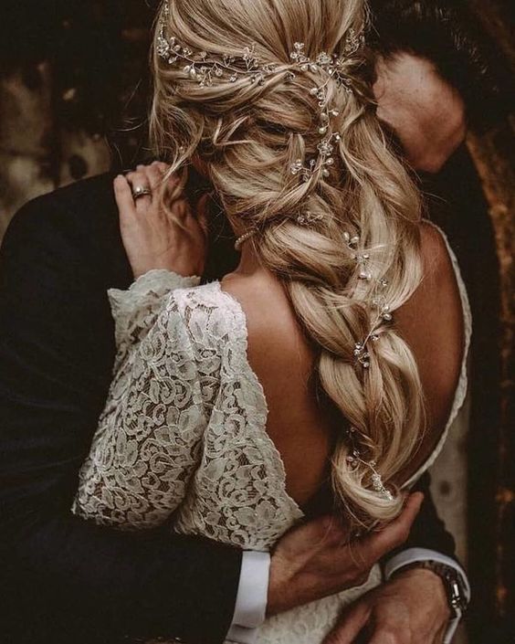 inspirações românticas de penteados de noiva com trança 